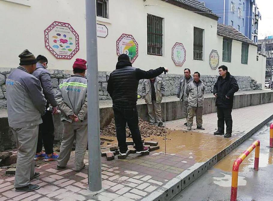 在收到市民反映的污水外溢问题后,市中区相关工作人员第一时间赶赴现场处理。 “12345,服务找政府”,这句话已经深入市中区居民的内心。 近年来,市中区把12345热线作为党群干群连心桥、社情民意晴雨表、政府决策信息源、政策执行监测仪,不断优化办理平台,加大资金投入,完善办理机制,规范办理程序。同时,秉承“应办尽办”的原则,拿出“说办就办”的效率,通过建立“热线专号”负责人、率先使用热线大数据平台等一系列举措,