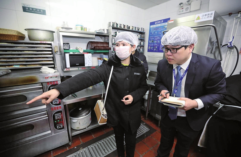 济南市食药监局、高新区市场监管局联合检查年夜饭承接餐厅
