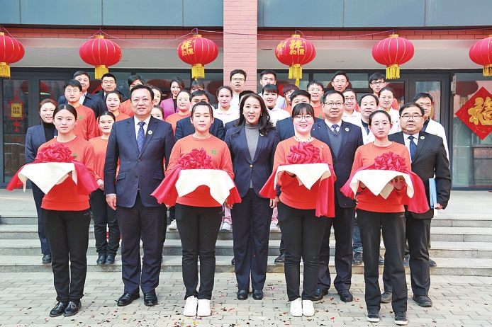 吃水饺、看春晚…… 八旬老人爱上这里连过年都不回家了