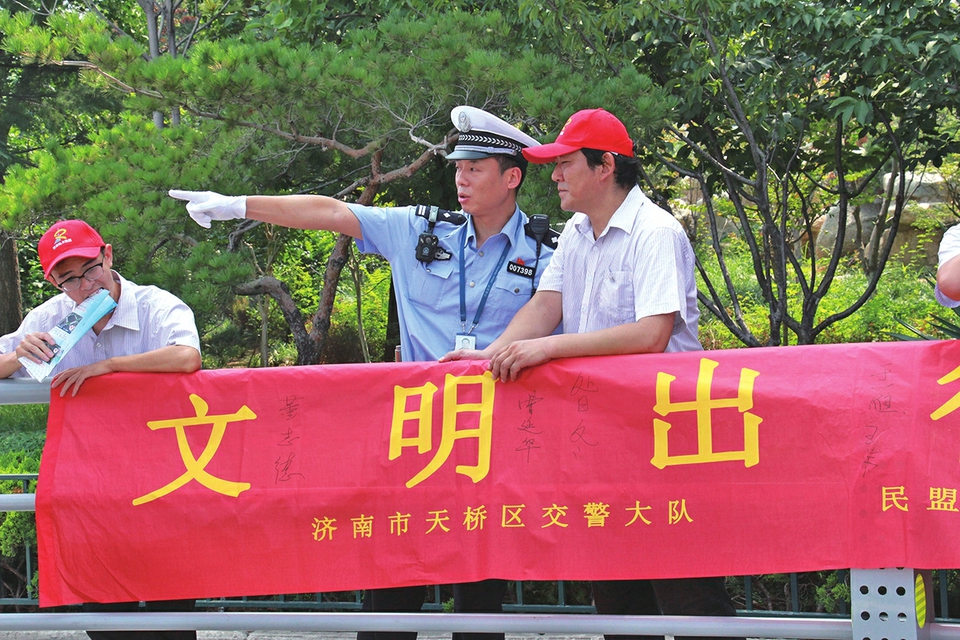 他们是十字路口的最美风景 ———走近泉城“最美文明交通路口”