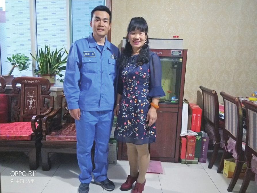 灿灿萱草花 摇摇今日开 有一种母亲，叫先模的妈妈