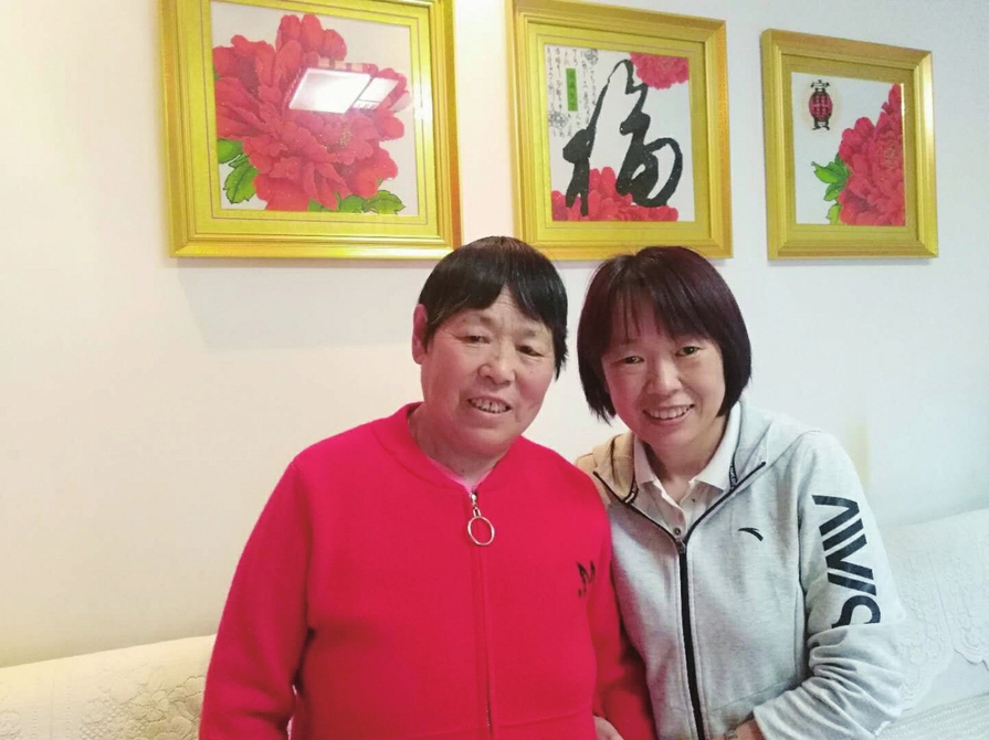 灿灿萱草花 摇摇今日开 有一种母亲，叫先模的妈妈