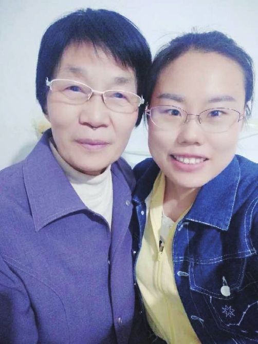 灿灿萱草花 摇摇今日开 有一种母亲，叫先模的妈妈