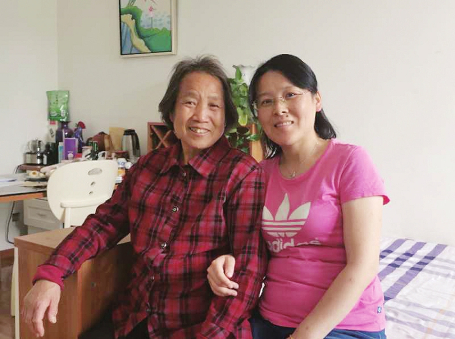 灿灿萱草花 摇摇今日开 有一种母亲，叫先模的妈妈