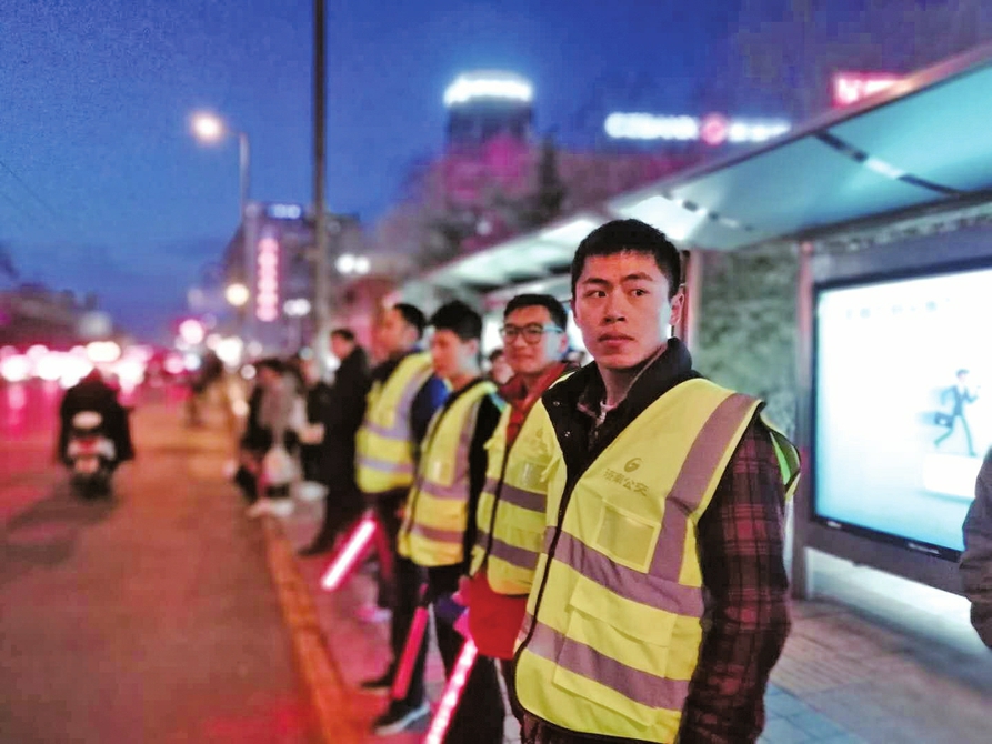 ○优化线网全面提速 ○节能减排成效显著 ○定制公交深受欢迎 ○移动支付更加便民 济南公交发展新引擎动力十足