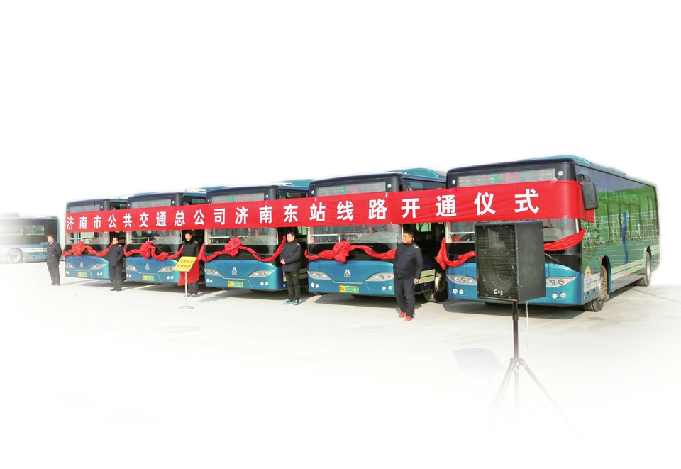 ○优化线网全面提速 ○节能减排成效显著 ○定制公交深受欢迎 ○移动支付更加便民 济南公交发展新引擎动力十足