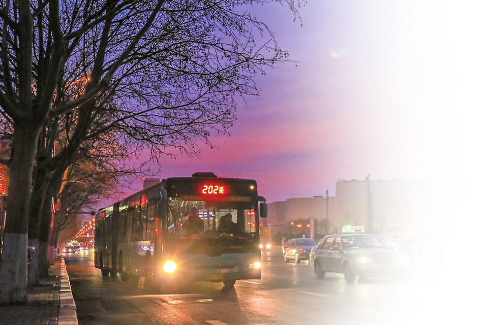 ○优化线网全面提速 ○节能减排成效显著 ○定制公交深受欢迎 ○移动支付更加便民 济南公交发展新引擎动力十足