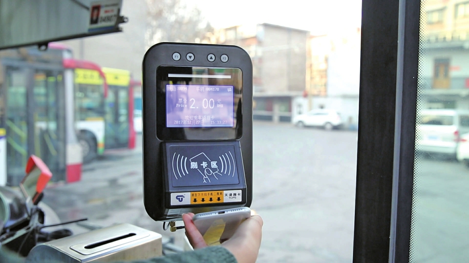 ○优化线网全面提速 ○节能减排成效显著 ○定制公交深受欢迎 ○移动支付更加便民 济南公交发展新引擎动力十足