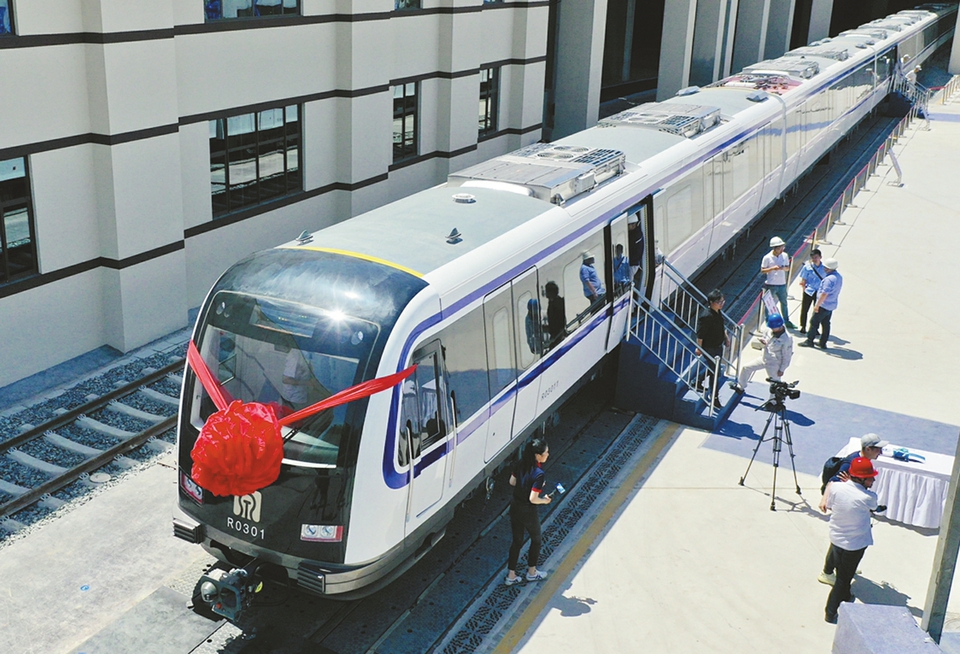 济南轨道交通3号线首列车亮相