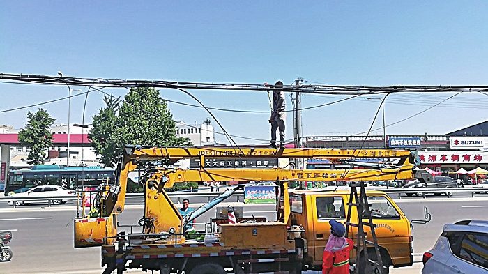 又有11条道路“蜘蛛网”被清理 市中城管力促杆线整治再提升