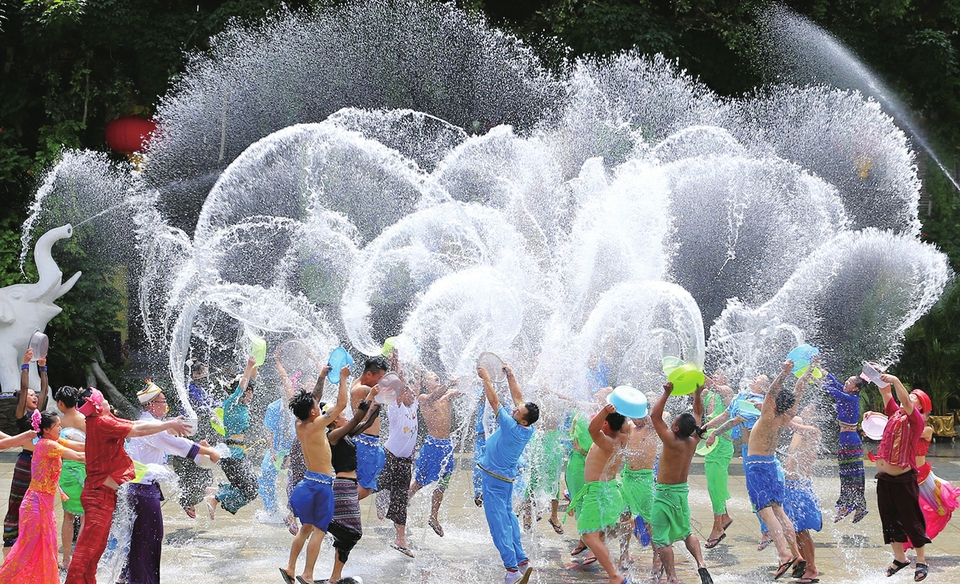 端午假期觅清凉 泼水狂欢九顶塔