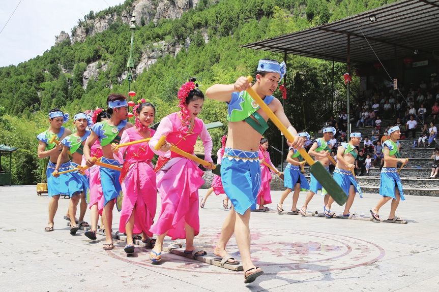 端午假期觅清凉 泼水狂欢九顶塔