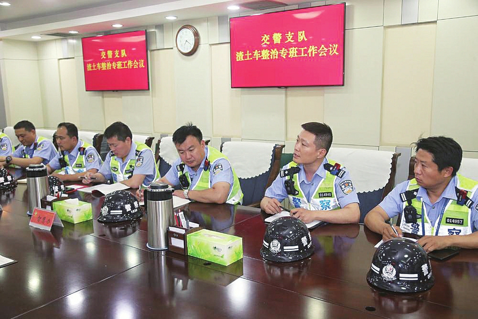 狂野渣土车严打没商量 济南交警掀起渣土车交通违法整治高潮