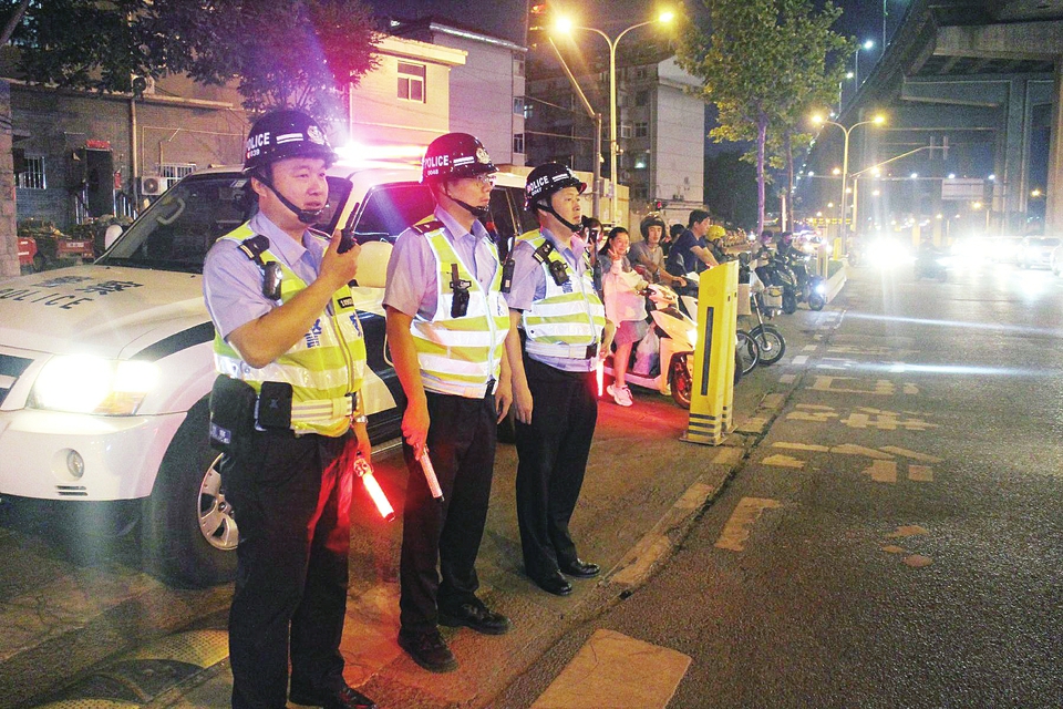 狂野渣土车严打没商量 济南交警掀起渣土车交通违法整治高潮