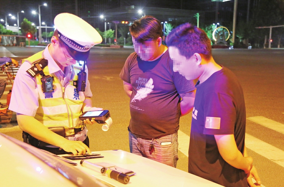 狂野渣土车严打没商量 济南交警掀起渣土车交通违法整治高潮