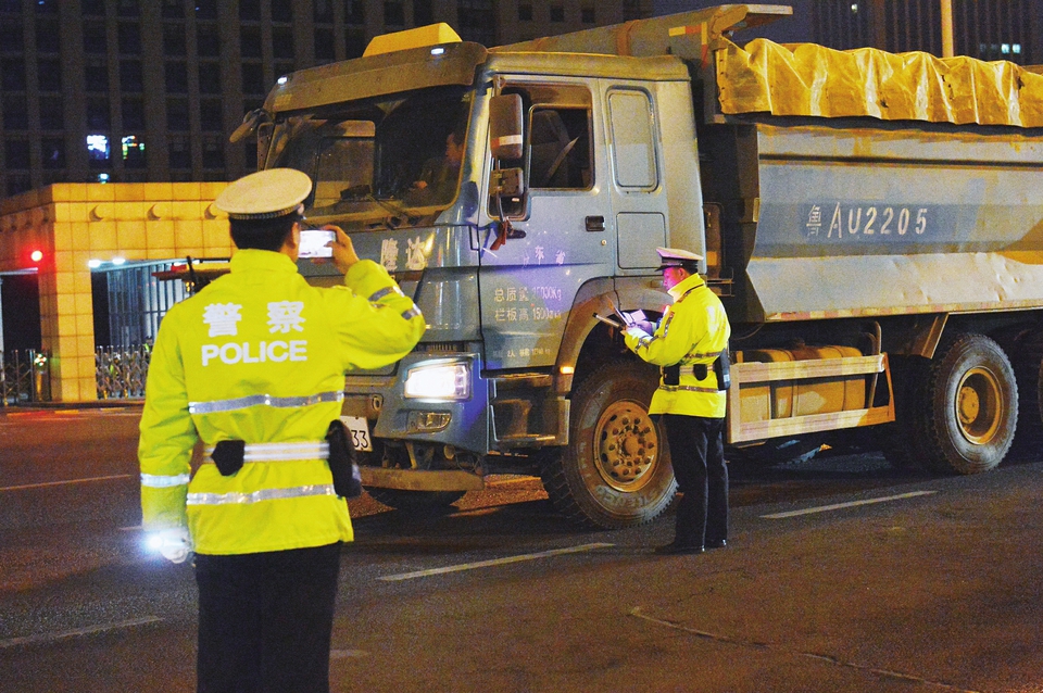 狂野渣土车严打没商量 济南交警掀起渣土车交通违法整治高潮