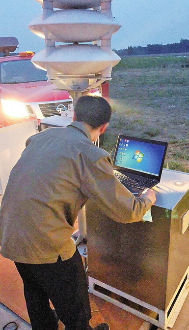 子承父业机场驱鸟 济南遥墙机场“驱鸟岗”已27年