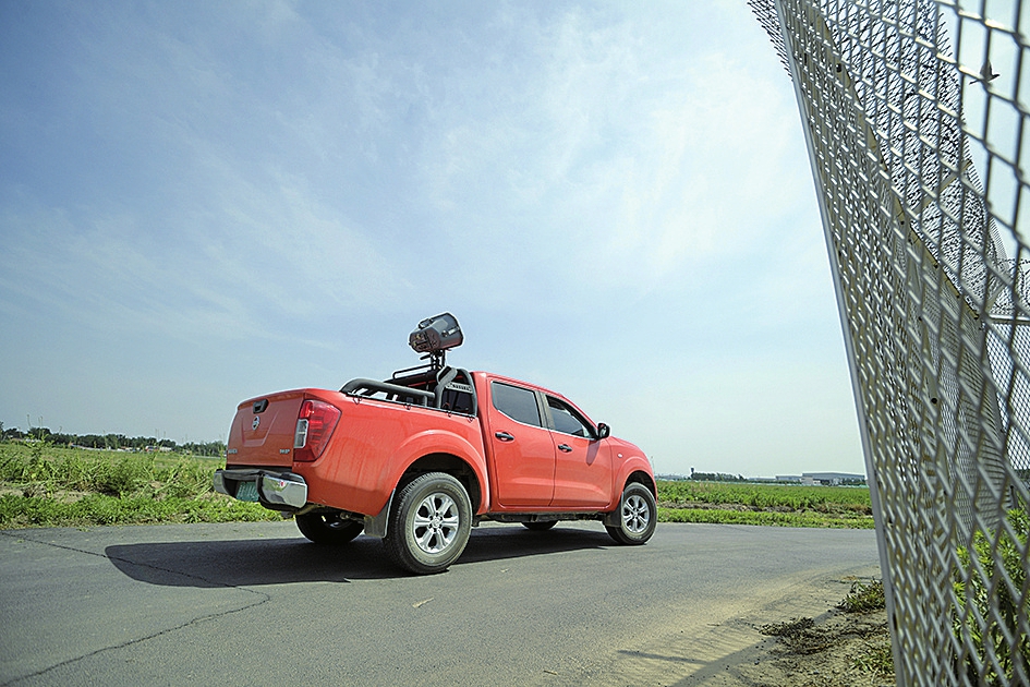 子承父业机场驱鸟 济南遥墙机场“驱鸟岗”已27年