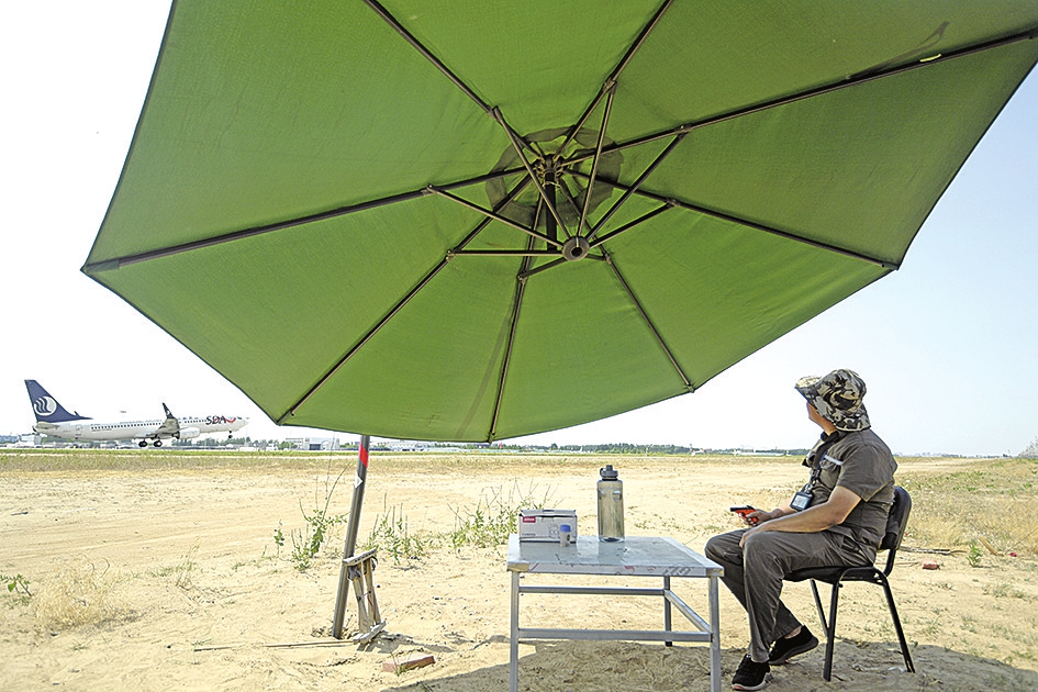子承父业机场驱鸟 济南遥墙机场“驱鸟岗”已27年