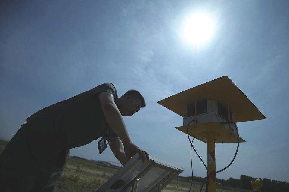 子承父业机场驱鸟 济南遥墙机场“驱鸟岗”已27年