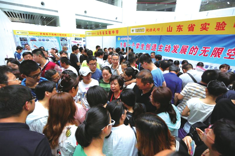 本周六,高中阶段学校在济南报业大厦“面对面”为考生和家长答疑解惑