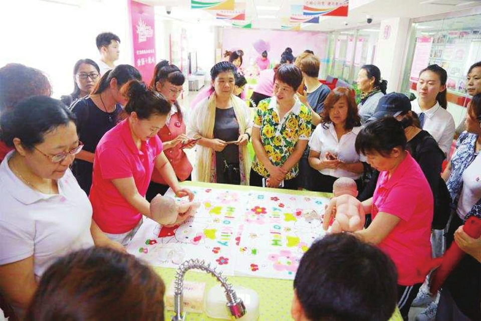 莱芜高新区小故事社区学习阳光大姐 坚守为民情怀