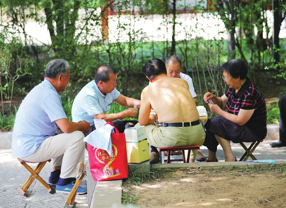 炎炎夏日有膀爷 自己凉快别人尴尬