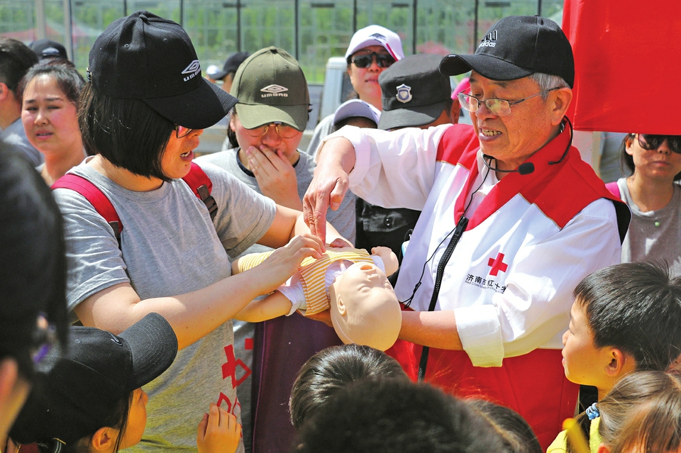 以人为本 发扬新时代红十字精神 ——济南市红十字会“人道、博爱、奉献”工作纪实