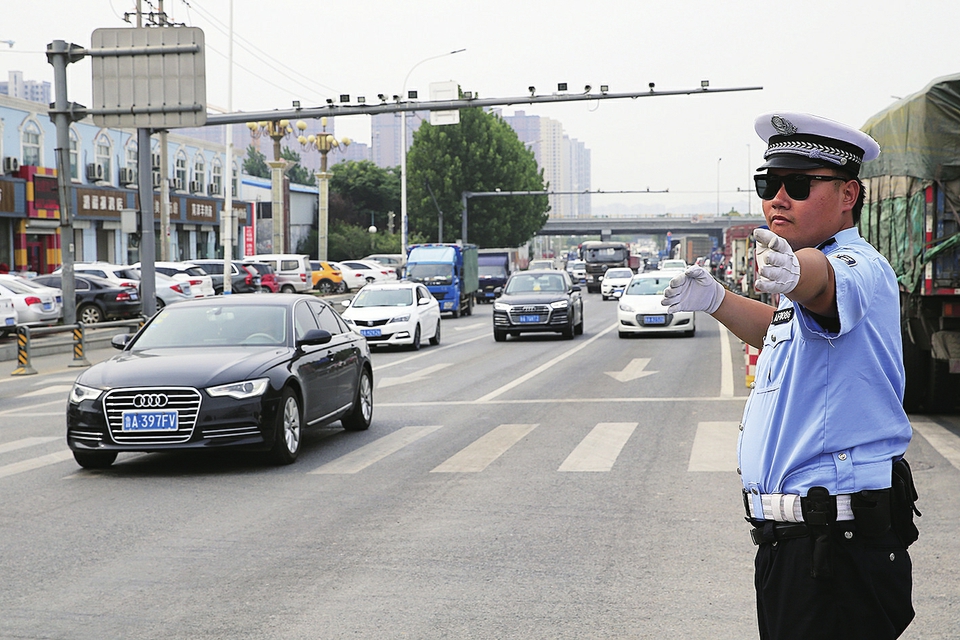 高温“烤”验 ——致敬冒着酷暑坚守岗位的劳动者