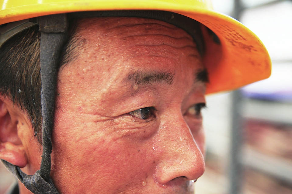 高温“烤”验 ——致敬冒着酷暑坚守岗位的劳动者