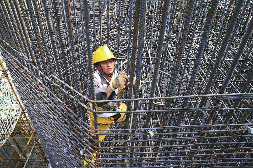 高温“烤”验 ——致敬冒着酷暑坚守岗位的劳动者