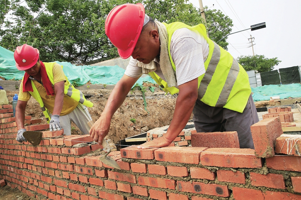 高温“烤”验 ——致敬冒着酷暑坚守岗位的劳动者