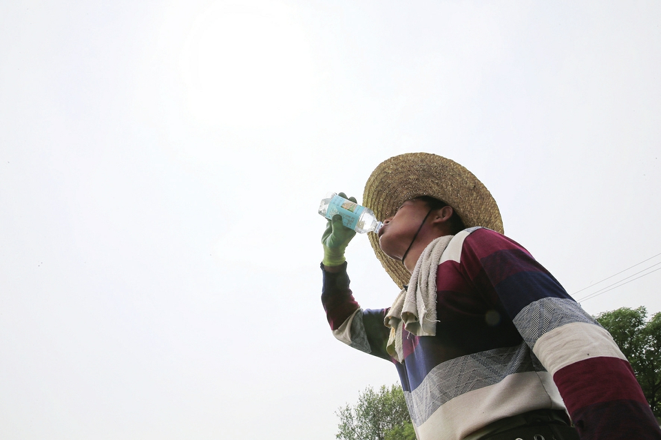 高温烤验致敬冒着酷暑坚守岗位的劳动者