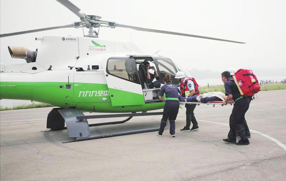 “有船只被困倾覆，船上4人落水……” 水陆空大集结 上演最燃救援