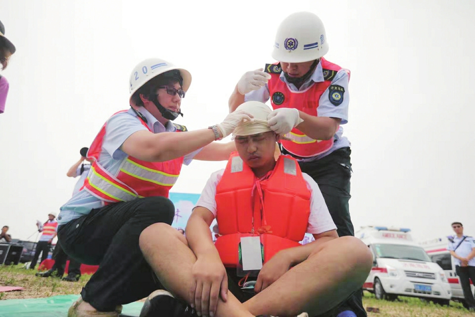 “有船只被困倾覆，船上4人落水……” 水陆空大集结 上演最燃救援