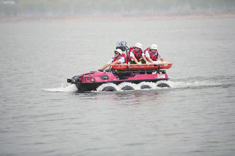 “有船只被困倾覆，船上4人落水……” 水陆空大集结 上演最燃救援