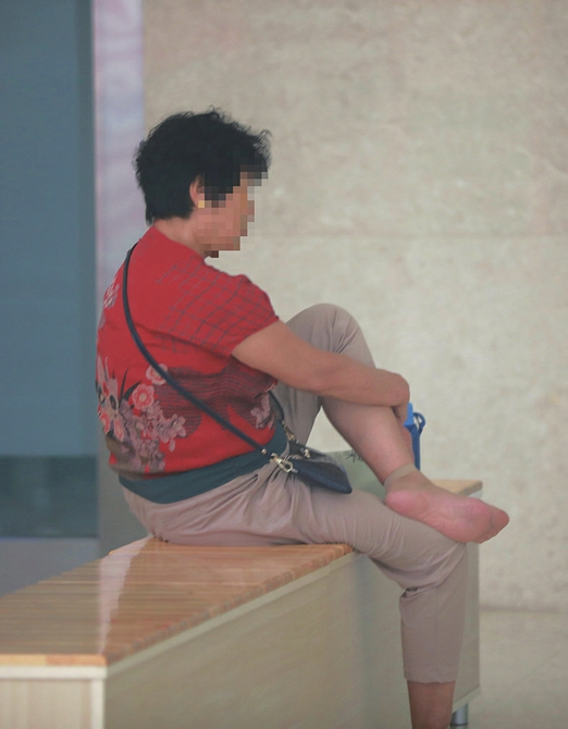 【不文明度夏曝光台】莫把图书馆当自家卧室