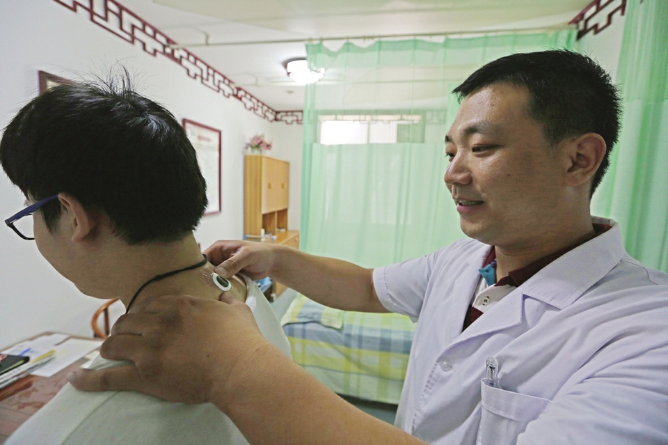 盛夏来临网购三伏贴生意火爆 按图索骥 自行贴敷靠谱吗？