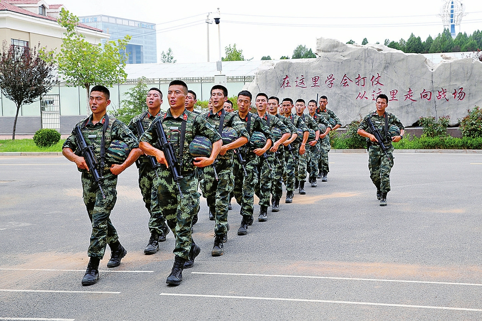 特战训练砺精兵直击高温下武警特战队员的极限训练
