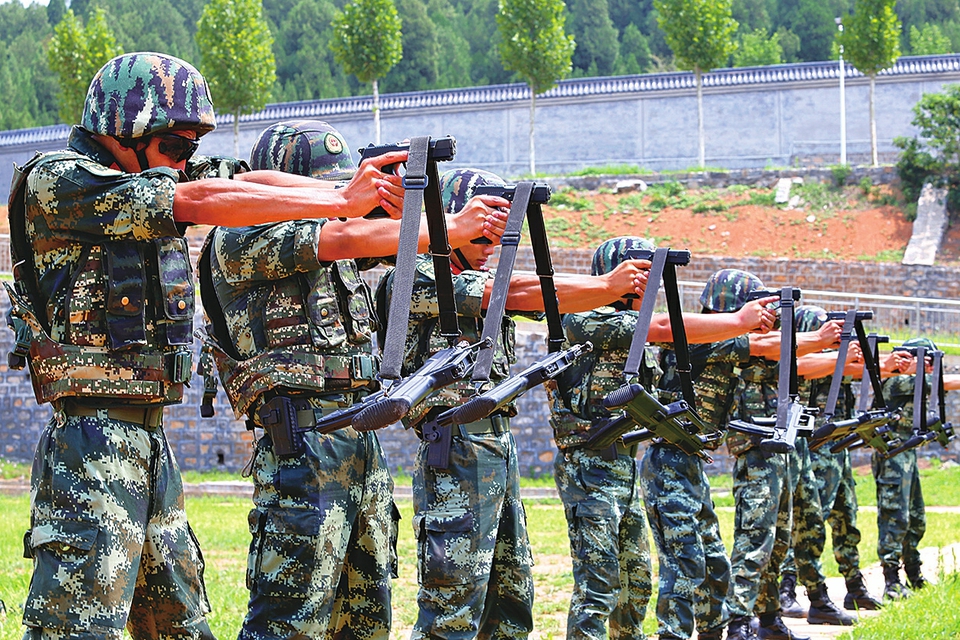 特战训练砺精兵直击高温下武警特战队员的极限训练