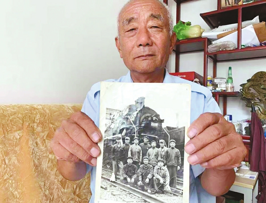 从蒸汽机车到内燃机车再到电力机车……他见证了铁路飞速发展的历史