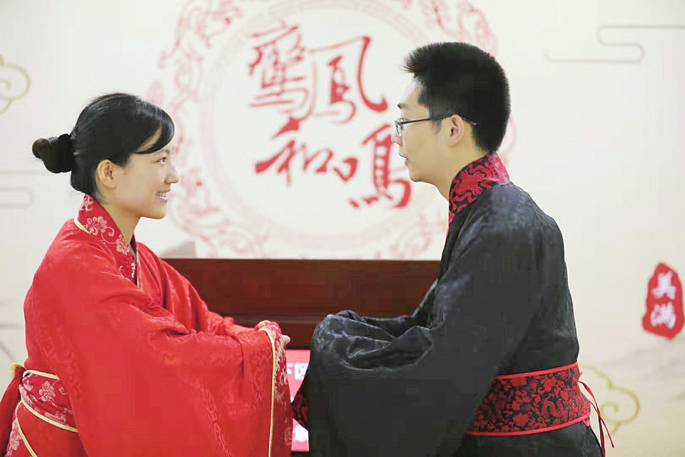 融媒·见证｜雨中七夕节上演“花式颁证”