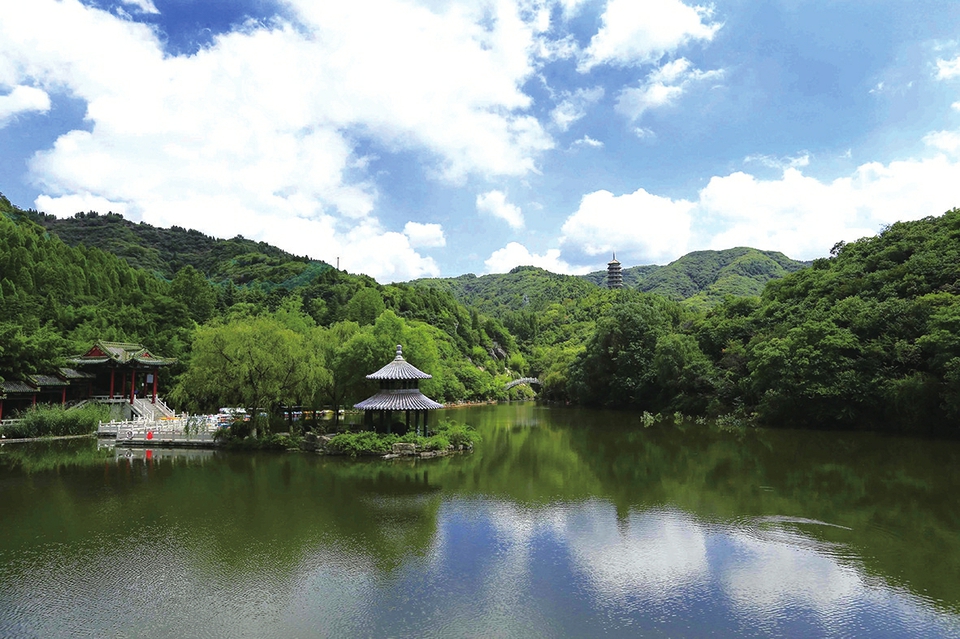 红叶谷里赏美景 休闲放松有意境