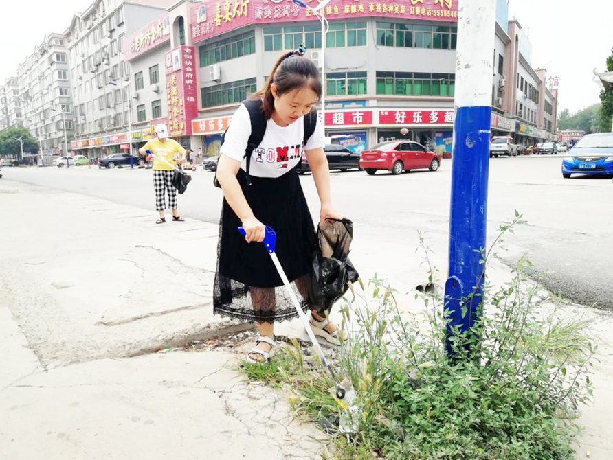 兴福街道全民总动员扮靓人居环境 “烟头清零”感染身边人