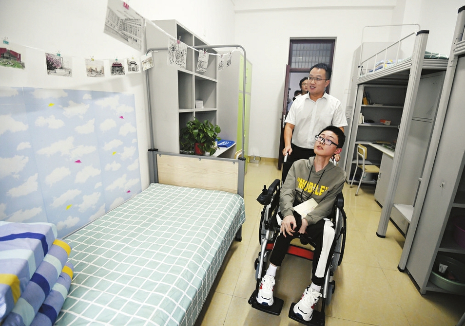 身残志坚 18岁少年“展翅翱翔”