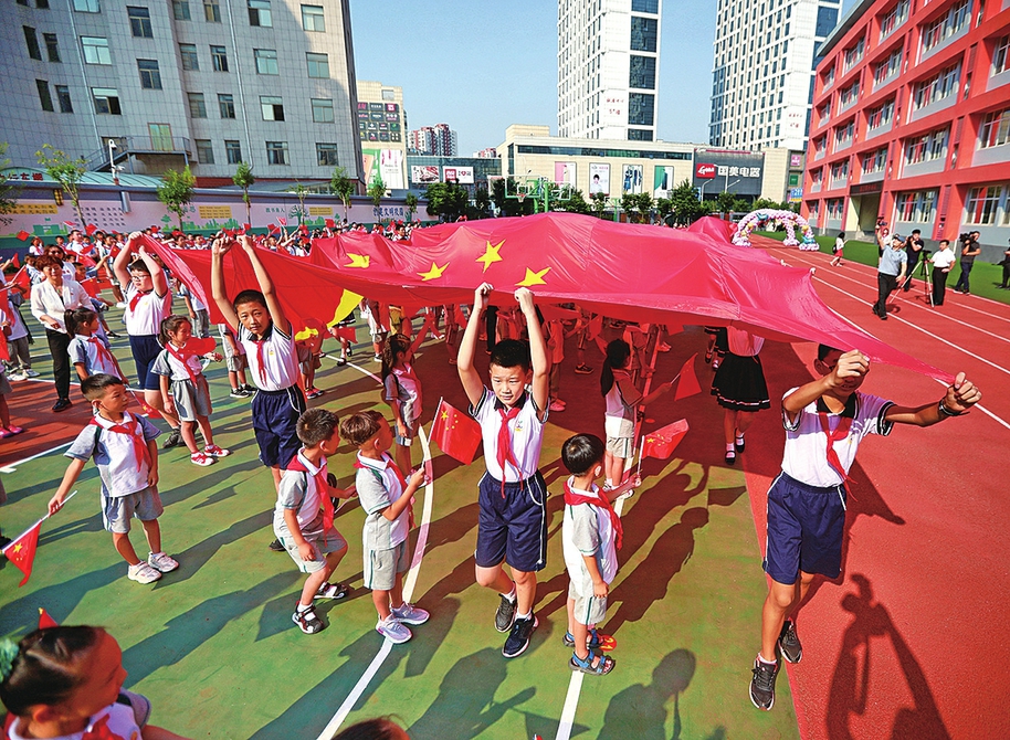 開學首日濟南中小學開展“升國旗 唱國歌 百萬學子向祖國宣誓”活動