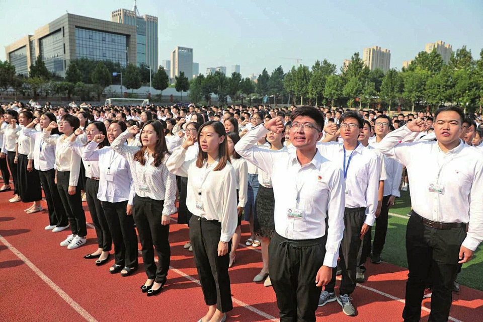 开学首日济南中小学开展“升国旗 唱国歌 百万学子向祖国宣誓”活动