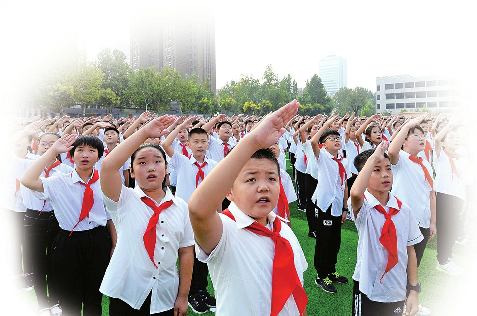 开学首日济南中小学开展“升国旗 唱国歌 百万学子向祖国宣誓”活动