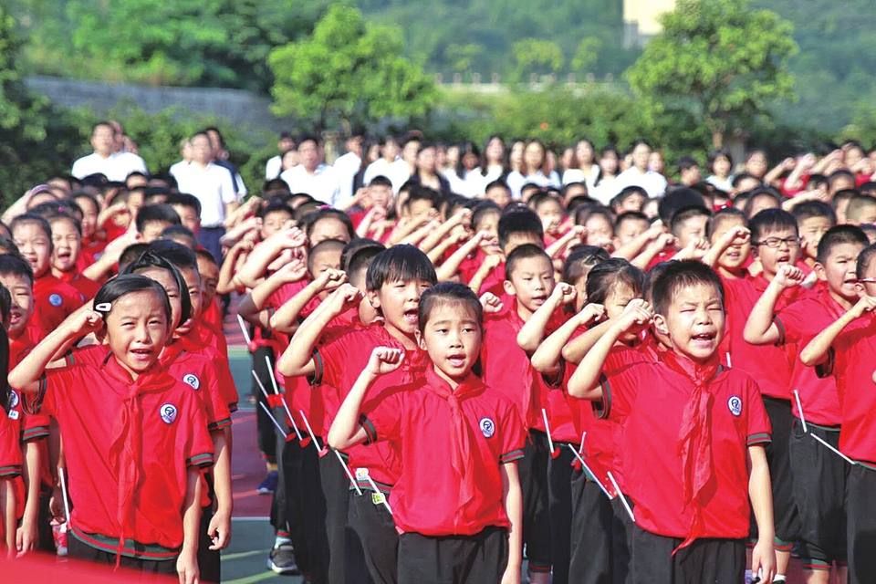 开学首日济南中小学开展"升国旗 唱国歌 百万学子向祖国宣誓"活动