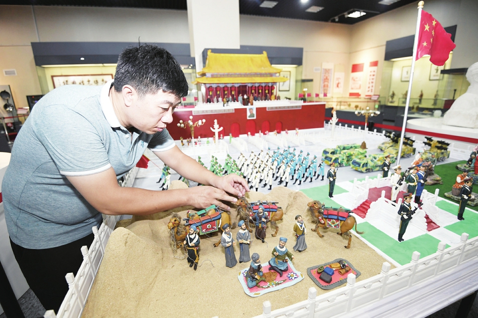 7位面塑传承人共创“继往开来”作品